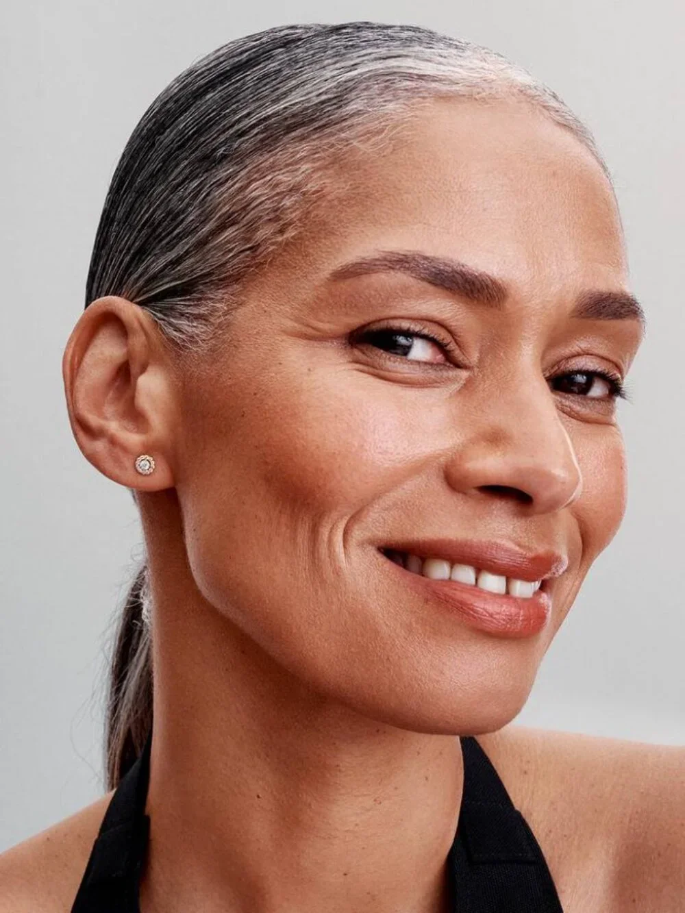 Pandora Round Pav�� Halo Stud Earrings - Picture 3 of 4